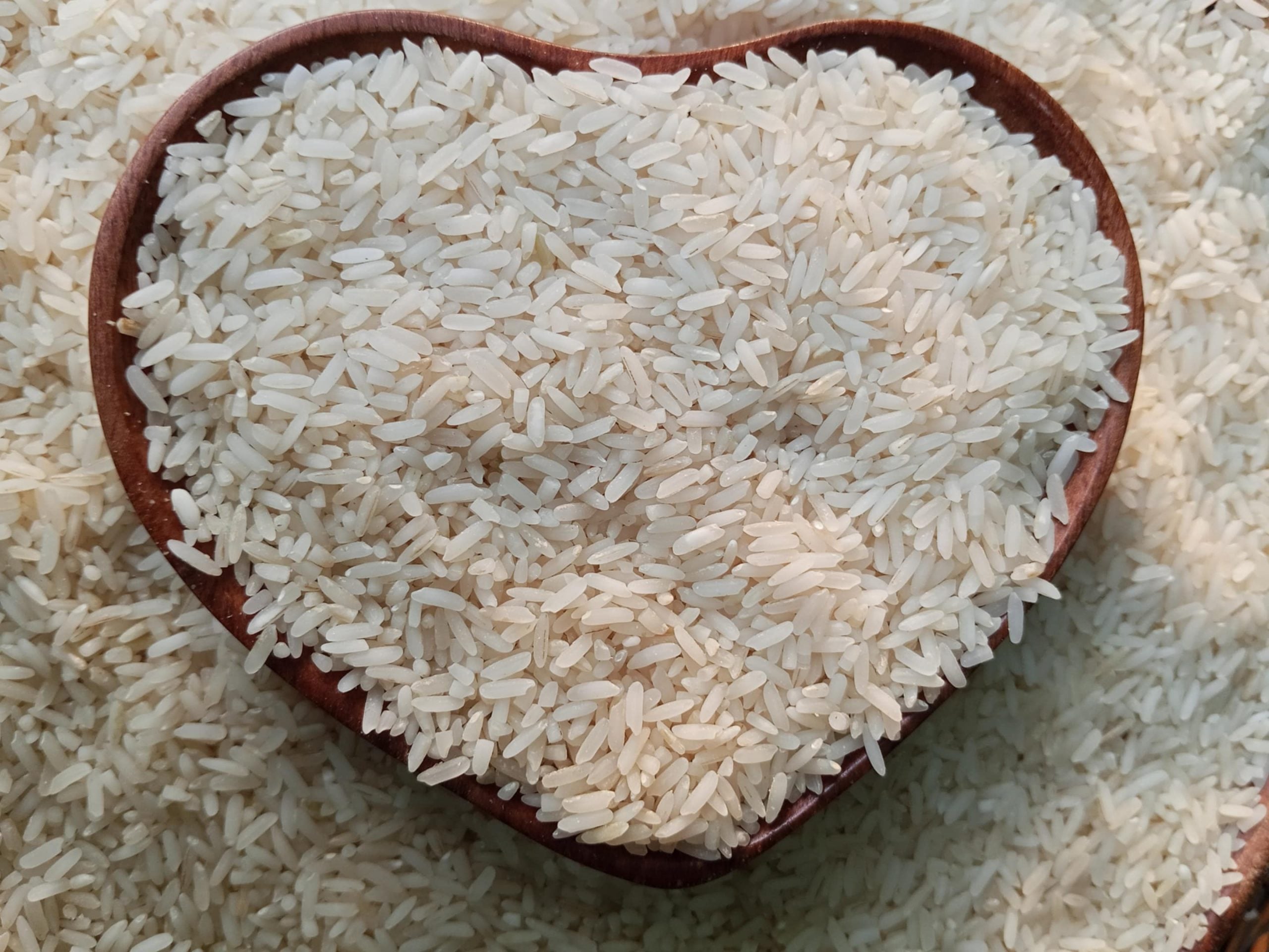 Giá gạo tẻ dao động từ 60.000 - 140.000 đồng cho 5kg tuỳ từng loại 